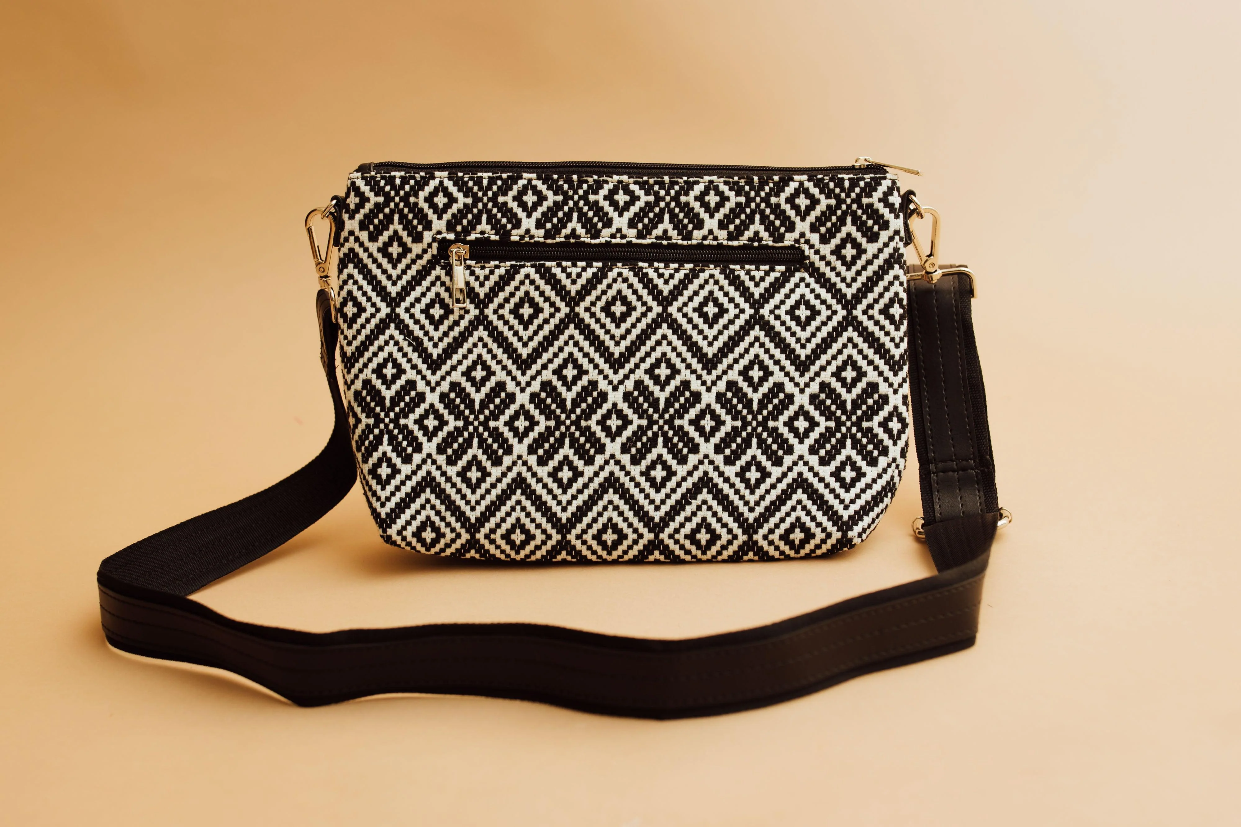 INAYA AB1066B sling bag - Image 2