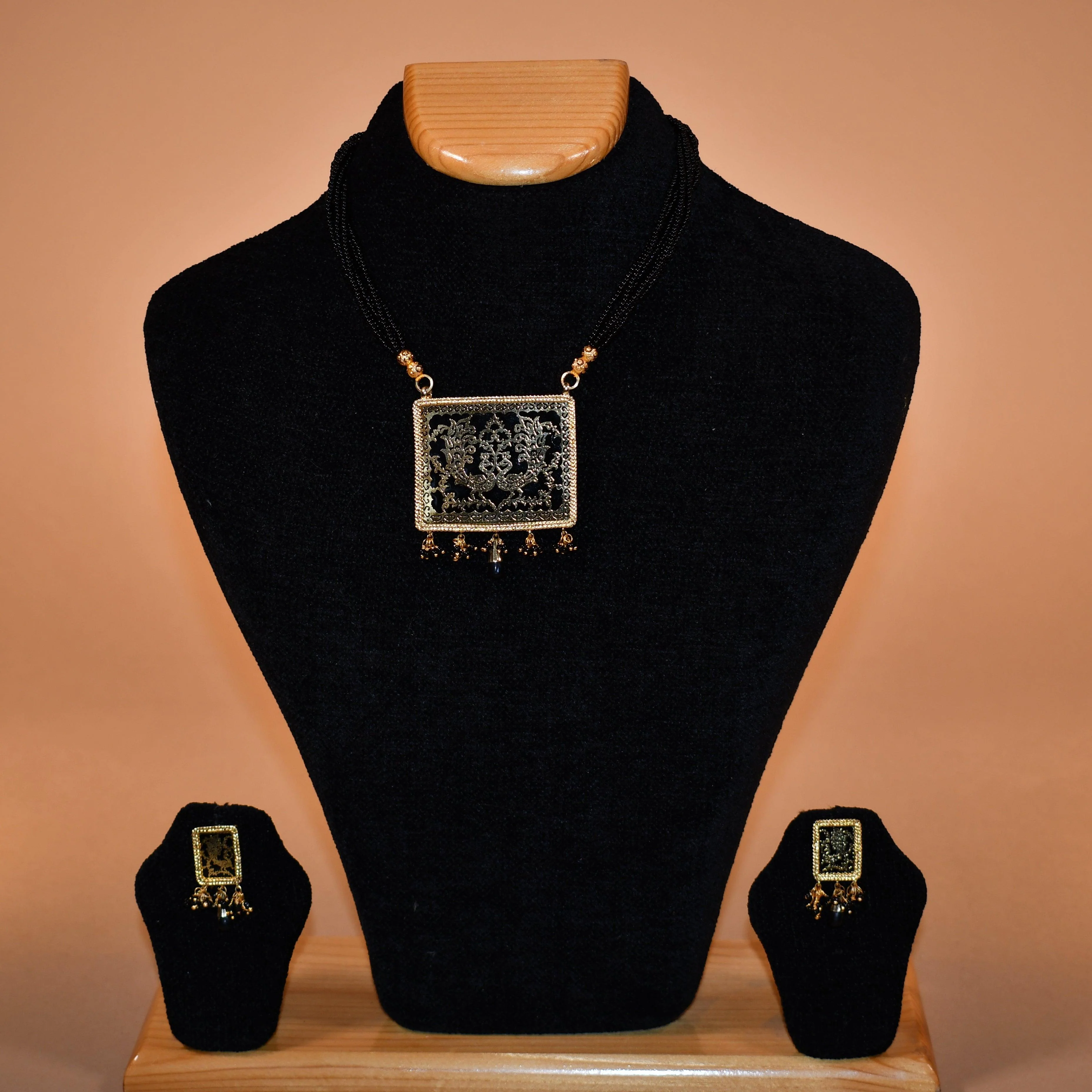Elegant Black Necklace with Intricate Patterns